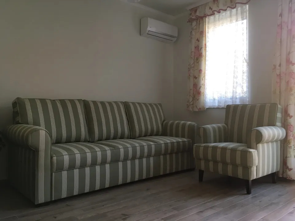 Egyedi nappali ágyazható kanapé és fotel angol szövettel